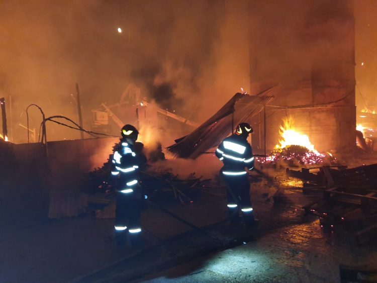 Incendiu violent în miez de noapte la o hală de producţie din Satulung – foto, video