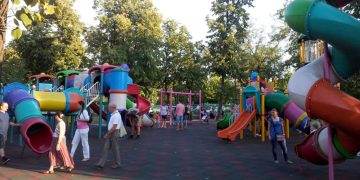 Stare de alertă prelungită. Fără limită de persoane la masă, la terase. Adulții care însoțesc copii la locul de joacă nu mai trebuie să fie vaccinați