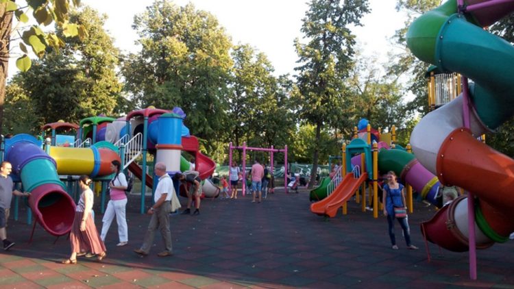 Stare de alertă prelungită. Fără limită de persoane la masă, la terase. Adulții care însoțesc copii la locul de joacă nu mai trebuie să fie vaccinați