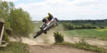 Un tânăr de 24 de ani a ajuns la spital după ce a căzut de pe motocross în timp ce lovea un căprior, la Boiu Mare