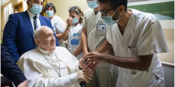 Papa Francisc a fost externat din spital