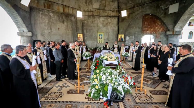 Preacucernicul părinte Ioan Coltan, ctitorul Mănăstirii Habra, a fost condus pe ultimul drum