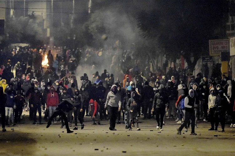 Premier demis după ce protestatarii au scandat împotriva vaccinării. Parlament suspendat