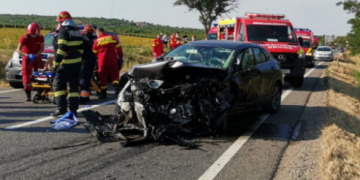 Un copil de şase ani și tatăl său au murit după ce două autoturisme s-au izbit frontal