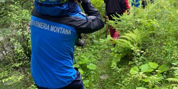 Turişti germani şi polonezi, printre care doi minori, salvați de jandarmii montani și salvamontiștii maramureșeni după ce s-au rătăcit în Munţii Rodnei