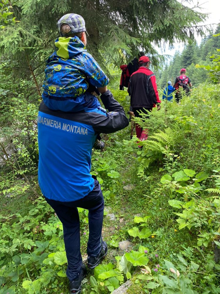 Turişti germani şi polonezi, printre care doi minori, salvați de jandarmii montani și salvamontiștii maramureșeni după ce s-au rătăcit în Munţii Rodnei