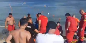 Salvamar jefuit în timp ce acorda primul ajutor unui tânăr. Hoțul a fost prins de un jandarm aflat în concediu