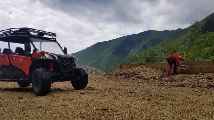 Două trasee turistice, reabilitate şi remarcate de salvamontiştii din Borşa