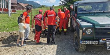 Intervenţie pentru salvamontiştii borşeni. O turistă din Buzău aflată la Cascada Cailor a căzut şi s-a ales cu o fractură de gleznă – foto