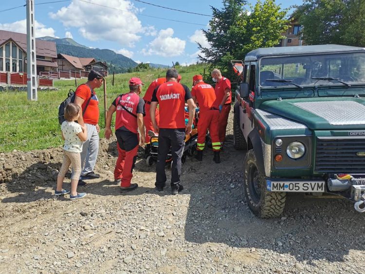Intervenţie pentru salvamontiştii borşeni. O turistă din Buzău aflată la Cascada Cailor a căzut şi s-a ales cu o fractură de gleznă – foto
