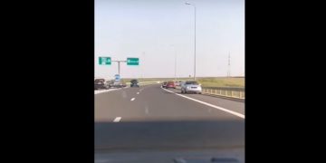 Imagini incredibile pe Autostrada Soarelui. Mașini filmate în timp ce merg pe contrasens. Polițiștii încearcă să-i identifice pe șoferi – video