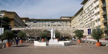 Papa Francisc continuă cu bine parcursul post-operator