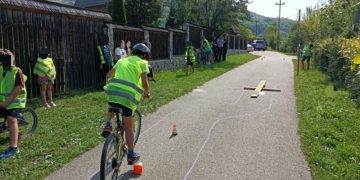 Elevi şi poliţiști, activitate preventivă în cadrul unei tabere de vară la Rozavlea