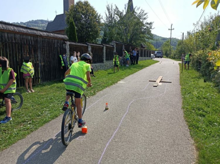 Elevi şi poliţiști, activitate preventivă în cadrul unei tabere de vară la Rozavlea