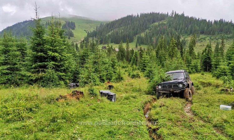 Contrabandiştii şi-au abandonat la Borşa maşina de teren şi două colete cu ţigări