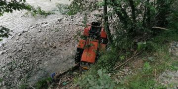 Tractor răsturnat în vale la Vişeu de Sus. Tractoristul a ajuns la spital