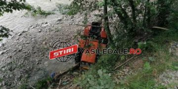 INTERVENŢIE LA VIŞEU DE SUS: FOST POMPIER RĂNIT DUPĂ CE A CĂZUT CU TRACTORUL ÎNTR-O VALE
