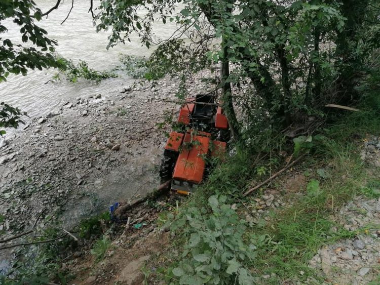 Tractor răsturnat în vale la Vişeu de Sus. Tractoristul a ajuns la spital
