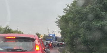 Haos în trafic. Aglomeraţie şi blocaj pe Dura – foto