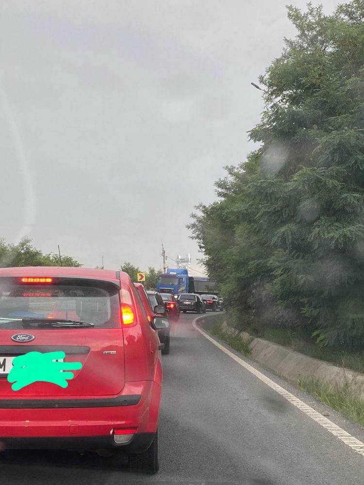 Haos în trafic. Aglomeraţie şi blocaj pe Dura – foto