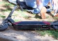 Tânără cu o trotinetă electrică, lovită de o maşină pe strada Şcolii