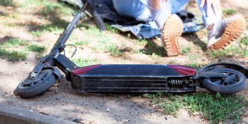 Tânără cu o trotinetă electrică, lovită de o maşină pe strada Şcolii