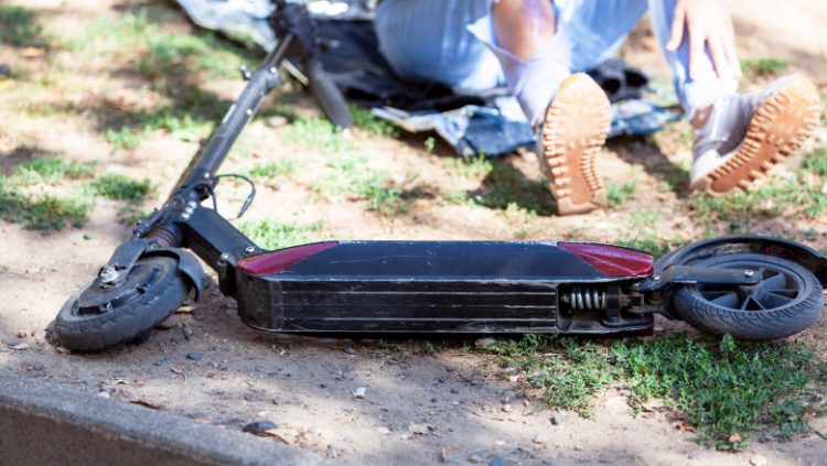 Tânără cu o trotinetă electrică, lovită de o maşină pe strada Şcolii