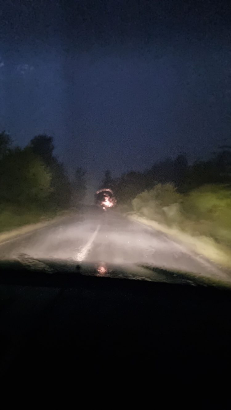 Dezastru în județ: Stâlp de electricitate căzut pe DN 18B, în Copalnic-Mănăștur. COD ROȘU
