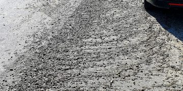 FOTO: Se „asfaltează” drumul de lângă Castel Transilvania, dar și pavajul din curtea hotelului