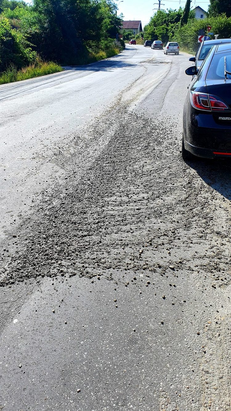 FOTO: Se „asfaltează” drumul de lângă Castel Transilvania, dar și pavajul din curtea hotelului