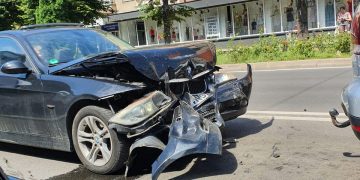 CARAMBOL PE BULEVARDUL BUCUREȘTI. TREI MAȘINI IMPLICATE