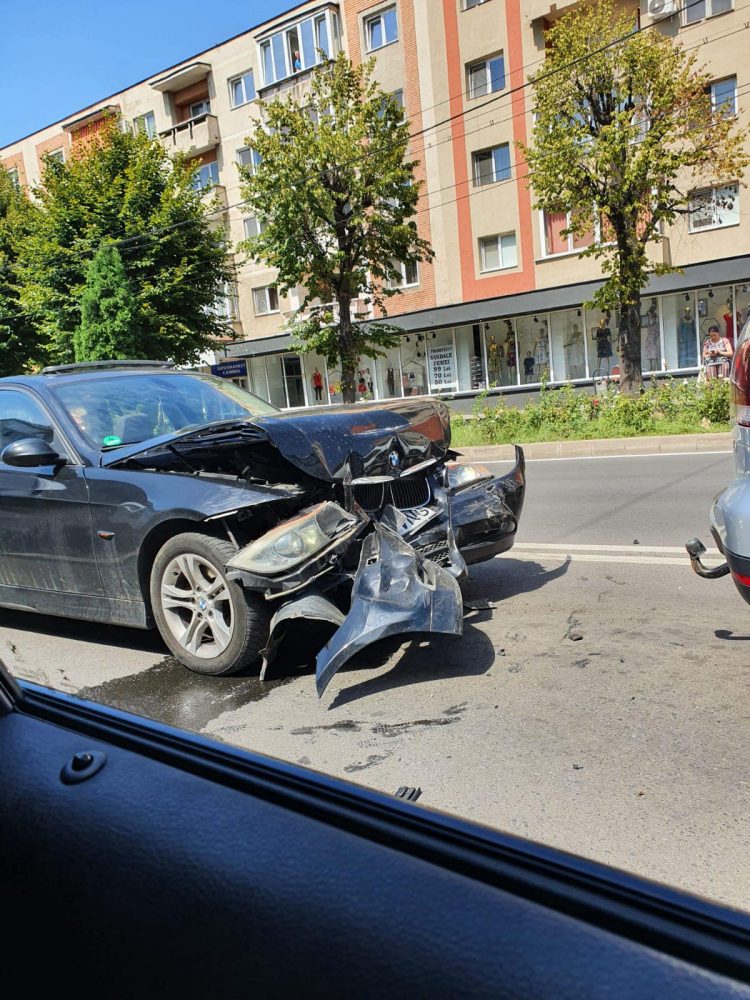 CARAMBOL PE BULEVARDUL BUCUREȘTI. TREI MAȘINI IMPLICATE
