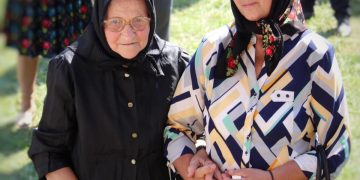 O găsim pe bunicuță??? Bunică din Maramureș, model pentru un fotograf