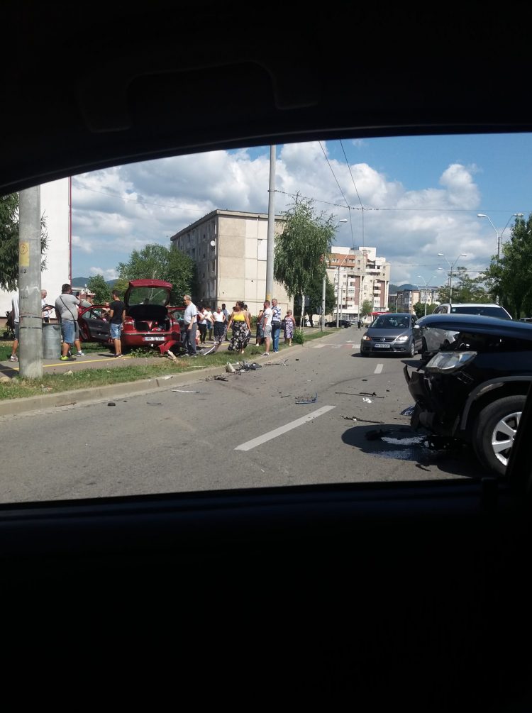 Val de accidente în Baia Mare. Mașini făcute praf pe drumul drept – FOTO