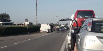 Un șofer din Suceava a intrat cu duba în parapet pe DN1C la ieșirea din Recea. O femeie rănită