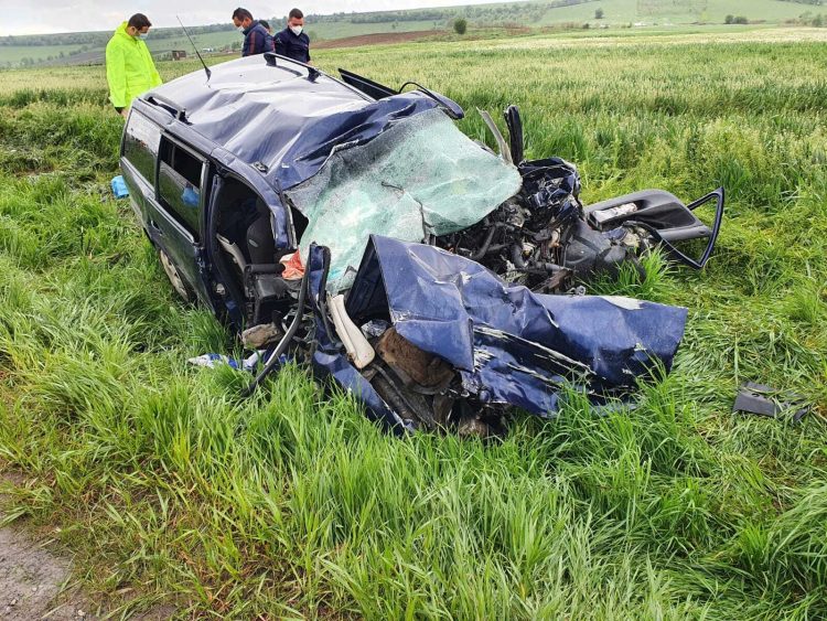 Grav accident: Doi copii au murit după ce două mașini și o căruță s-au ciocnit