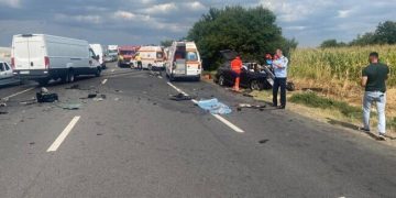 O mașină s-a ciocnit violent cu un TIR: Un bărbat și o femeie au murit, un copil de 10 ani e grav rănit