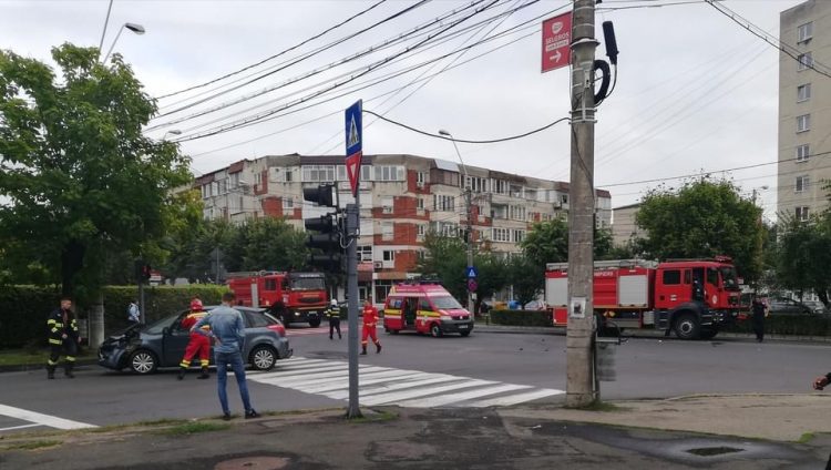 UN AUTOTURISM S-A CIOCNIT DE O AUTOSPECIALĂ A POMPIERILOR AFLATĂ ÎN MISIUNE ÎN INTERSECȚIA DE LA BUCLĂ
