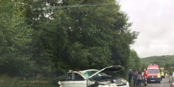 FOTO: ACCIDENT GRAV LA IEȘIREA DIN CAVNIC SPRE ȘURDEȘTI. BMW IMPLICAT