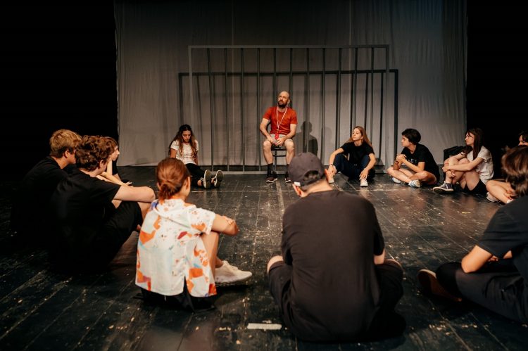 Adolescenți din Baia Mare şi alte opt orașe, la Ideo Ideis Festivalul Național de Teatru Tânăr