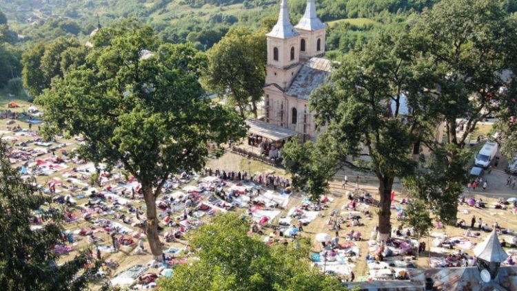 Uniţi în credinţă şi în rugăciune, delegația din Lăpuș a pornit spre Nicula respectând o tradiție de sute de ani