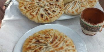 Plăcintele creţe de Maramureş servite cu horincă sunt senzația Festivalului de la Mediaș