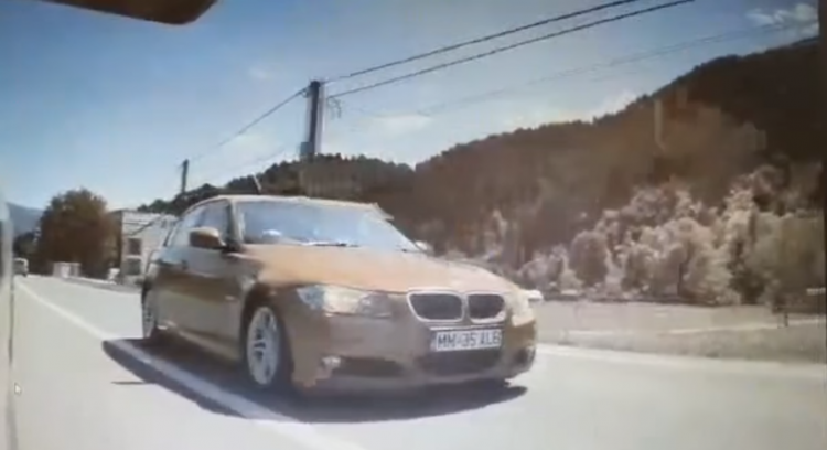 VIDEO: Sunt şofer de BMW! Depăşiri pe linie continuă şi viteză excesivă