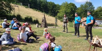 Jandarmii montani şi Sama, câinele de serviciu, au grijă de siguranţa copiilor aflaţi în tabără la Şuior şi Tămăşeşti
