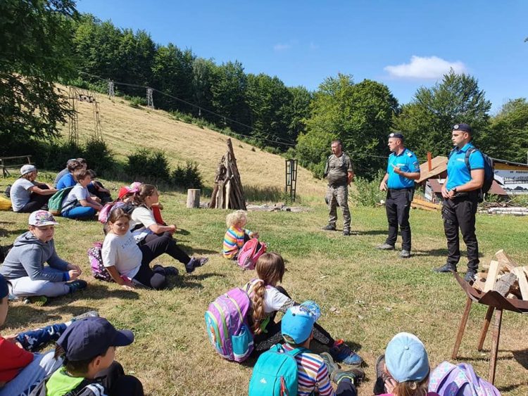 Jandarmii montani şi Sama, câinele de serviciu, au grijă de siguranţa copiilor aflaţi în tabără la Şuior şi Tămăşeşti