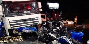 Val de accidente mortale. Trei tineri au murit pe loc, într-o mașină strivită de un TIR