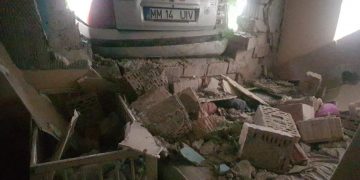 La un pas de tragedie. Două fetițe rănite, după ce o mașină s-a izbit de zidul unei case din Ferneziu – foto