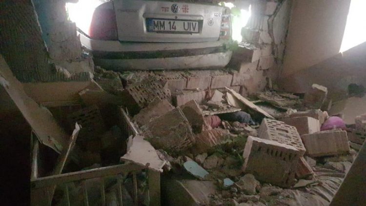 La un pas de tragedie. Două fetițe rănite, după ce o mașină s-a izbit de zidul unei case din Ferneziu – foto