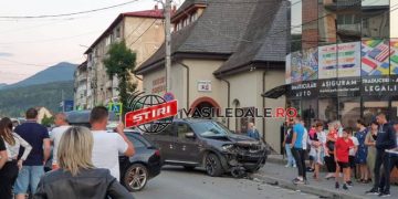 IMPACT VIOLENT ÎNTRE UN AUDI ŞI UN BMW ÎN CENTRUL ORAŞULUI BORŞA