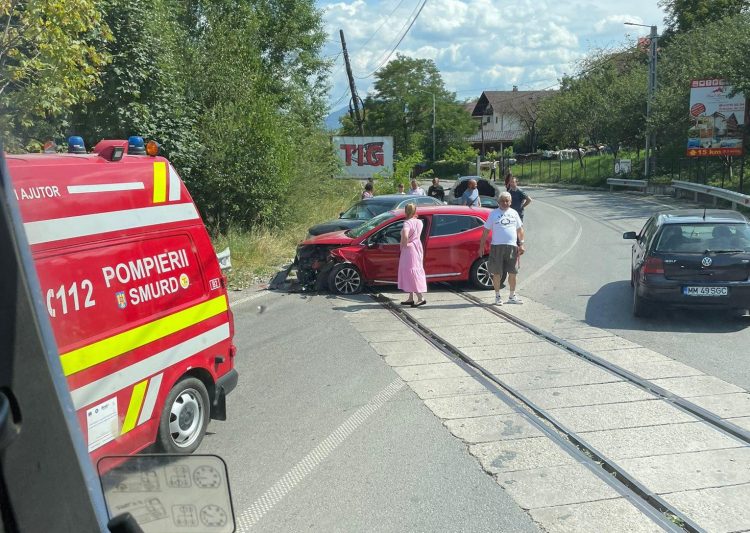 O şoferiţă începătoare a intrat într-un Audi la trecerea la nivel cu calea ferată dintre Moisei şi Borşa -galerie foto